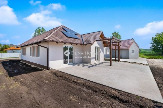 Eladó családi ház, Etyeken 125 M Ft, 4 szobás