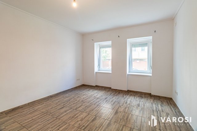Eladó téglalakás, Szegeden 32.5 M Ft, 1 szobás