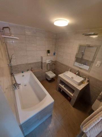 Eladó családi ház, Szigetmonostorban 111.99 M Ft, 7 szobás