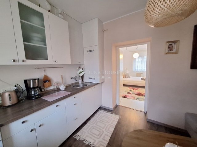 Kiadó téglalakás, albérlet, Pécsett 180 E Ft / hó, 2 szobás
