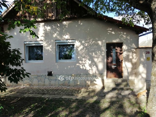 Eladó családi ház, Tótkomlóson, Engels utcában 13.5 M Ft