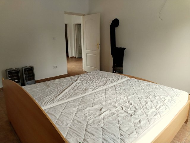 Eladó családi ház, Holládon 52 M Ft, 4 szobás