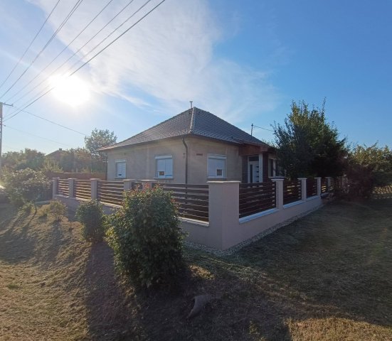 Eladó családi ház, Szirmabesenyőn 51.9 M Ft, 3 szobás