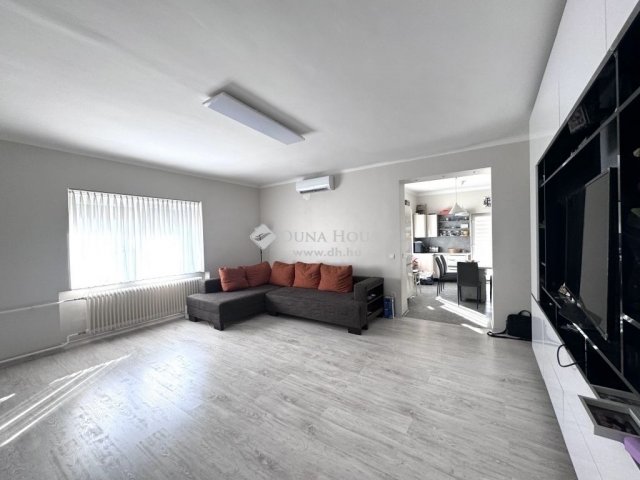 Eladó családi ház, Pécsett 105 M Ft, 4 szobás
