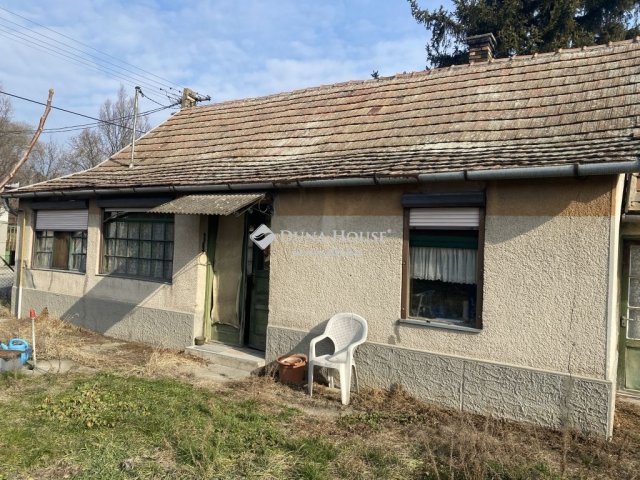 Eladó családi ház, Tasson 12 M Ft, 2 szobás