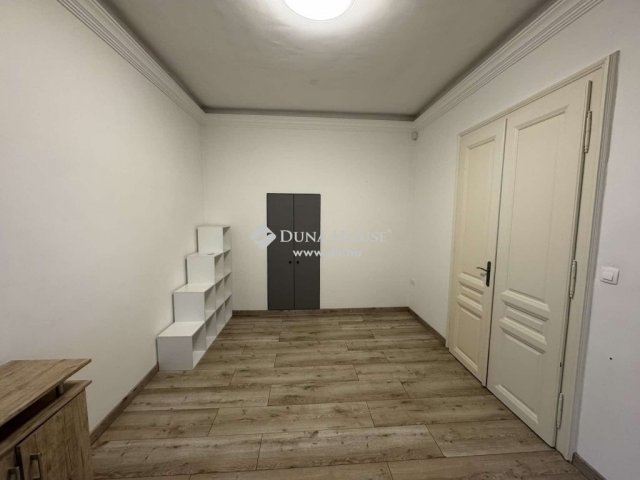 Eladó téglalakás, Pécsett 120 M Ft, 4 szobás