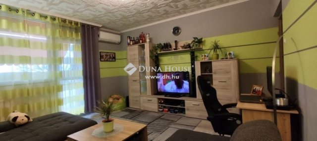 Eladó panellakás, Nagykőrösön 33 M Ft, 3 szobás