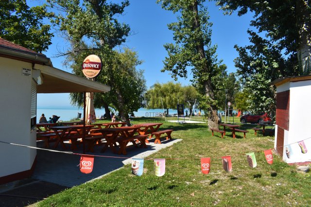 Eladó üzlethelyiség, Balatonakarattyán 110 M Ft