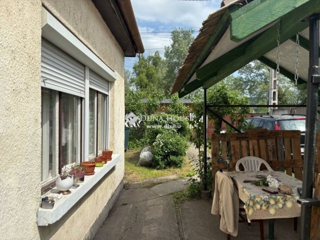 Eladó családi ház, Esztergomban 40 M Ft, 2 szobás
