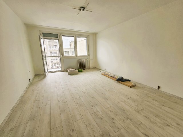 Eladó panellakás, Kiskunhalason 26.5 M Ft, 2 szobás