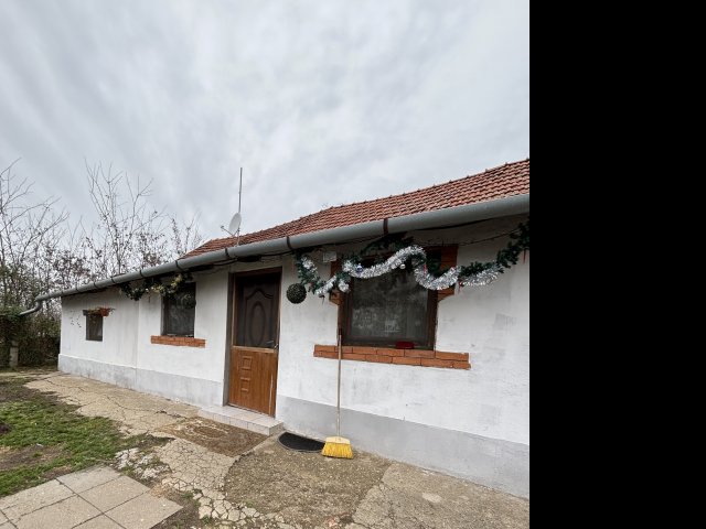 Eladó családi ház, Bakson 12.5 M Ft, 2 szobás