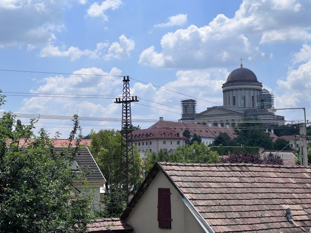 Eladó téglalakás, Esztergomban 95.57 M Ft, 4 szobás