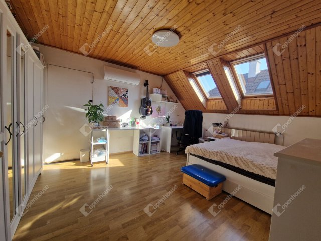 Eladó családi ház, Komáromban 140 M Ft, 5 szobás
