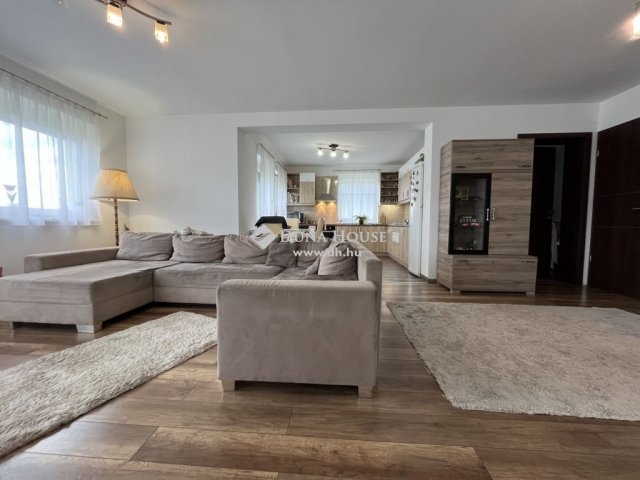 Eladó családi ház, Veszprémben 105 M Ft, 2+2 szobás