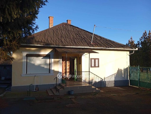 Eladó családi ház, Vécsen 9.7 M Ft, 2 szobás