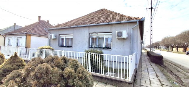 Eladó családi ház, Dombóváron 39.99 M Ft, 3 szobás