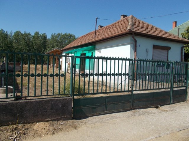 Eladó családi ház, Papon 11.2 M Ft, 2 szobás