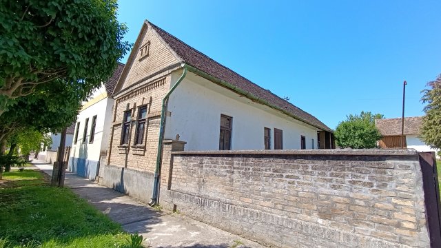 Eladó családi ház, Majson 16.8 M Ft, 4 szobás