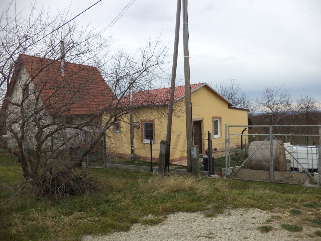 Eladó nyaraló, Várpalotán 24.5 M Ft, 2 szobás