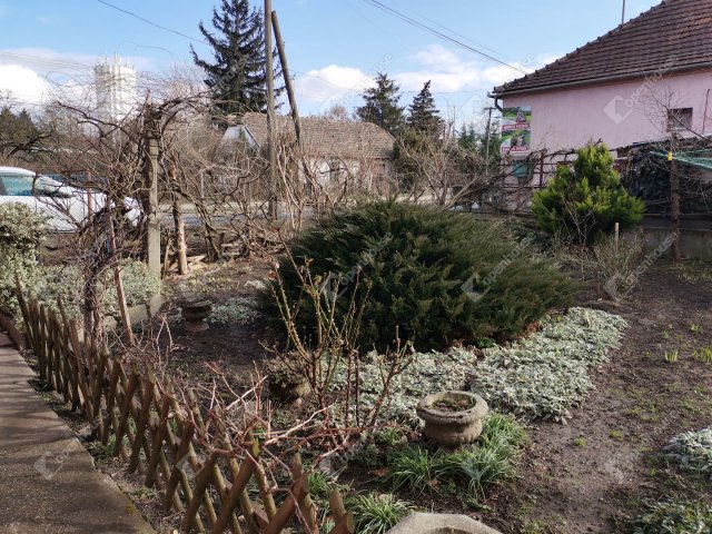 Eladó családi ház, Komáromban 44.4 M Ft, 3 szobás