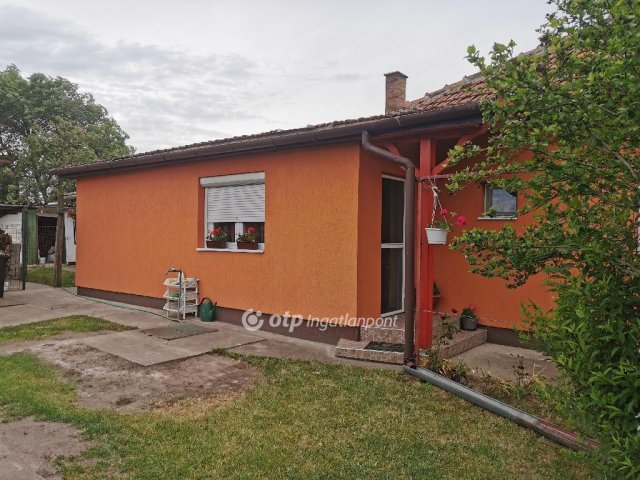 Eladó családi ház, Törtelen 42 M Ft, 1+1 szobás