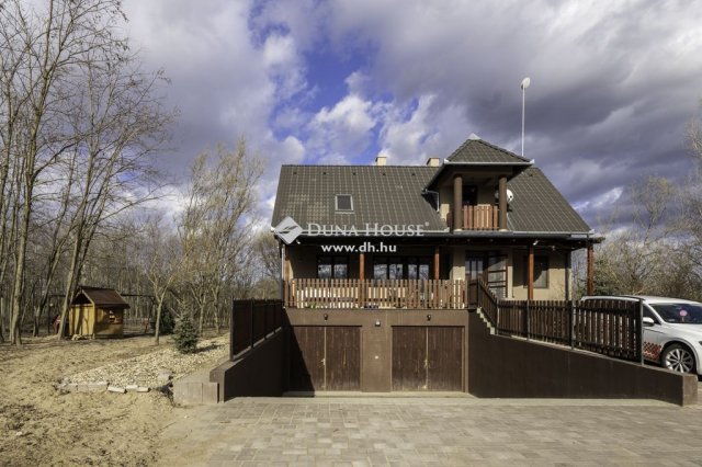Eladó családi ház, Kecskeméten 120 M Ft, 6 szobás