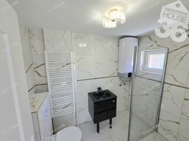 Eladó családi ház, Szolnokon 51.99 M Ft, 5 szobás