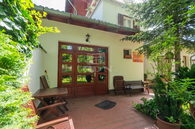 Eladó családi ház, Siófokon 399 M Ft, 12+3 szobás