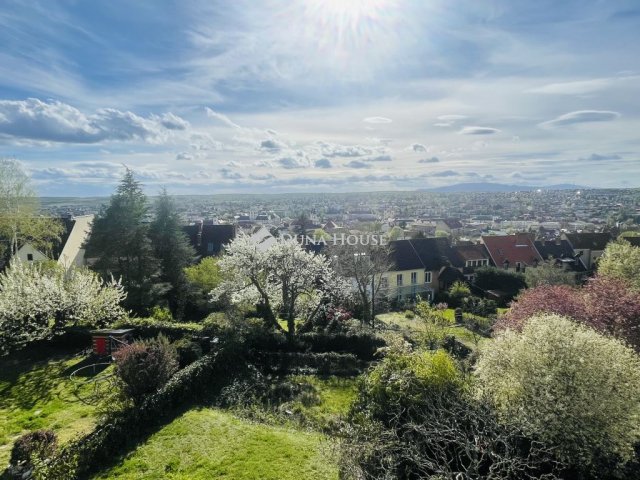 Eladó családi ház, Egerben 150 M Ft, 9 szobás