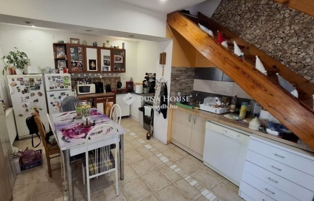 Eladó családi ház, Felsőpakonyban 94.7 M Ft, 9 szobás