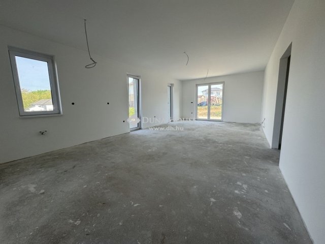 Eladó ikerház, Nagytarcsán 105 M Ft, 4 szobás