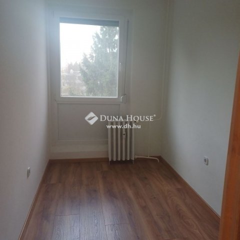 Eladó panellakás, Pécsett 48 M Ft, 4 szobás