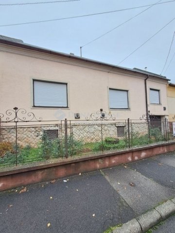 Eladó családi ház, Pécsett 47.9 M Ft, 3 szobás