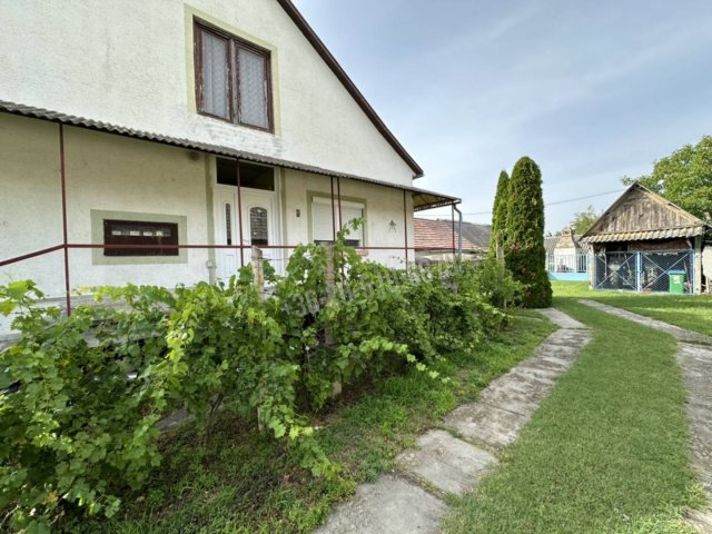 Eladó családi ház, Németkéren 30.9 M Ft, 3 szobás