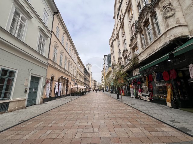Eladó téglalakás, Budapesten, V. kerületben 53 M Ft, 1 szobás