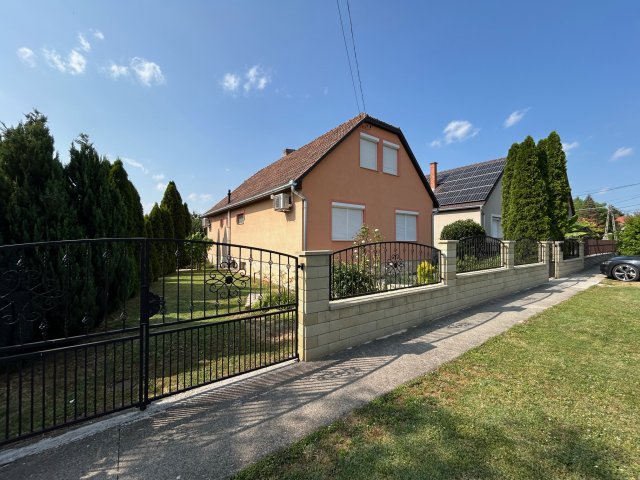 Eladó családi ház, Siklóson 67.9 M Ft, 4 szobás