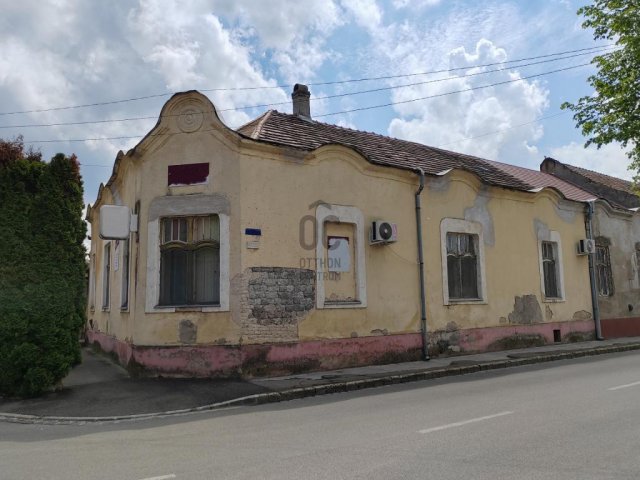 Eladó családi ház, Cegléden 79.9 M Ft, 8 szobás