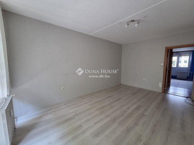 Eladó panellakás, Pécsett 35.75 M Ft, 2 szobás