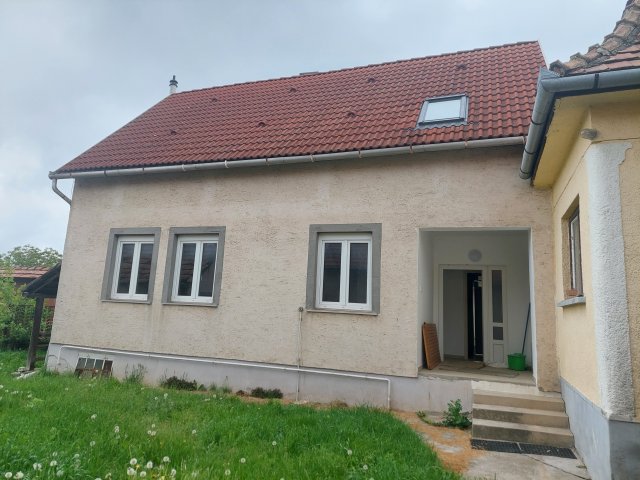 Eladó családi ház, Bajnán 74.9 M Ft, 7 szobás