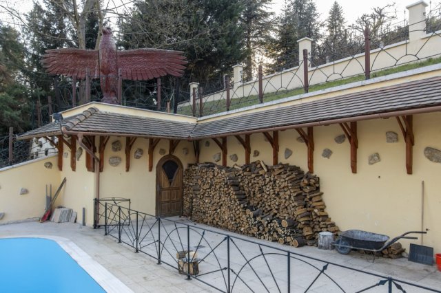 Eladó családi ház, Szentendrén 320 M Ft, 8+1 szobás
