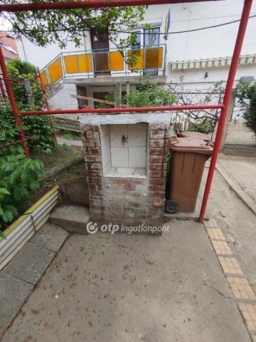 Eladó családi ház, Pécsett 18.99 M Ft, 1 szobás