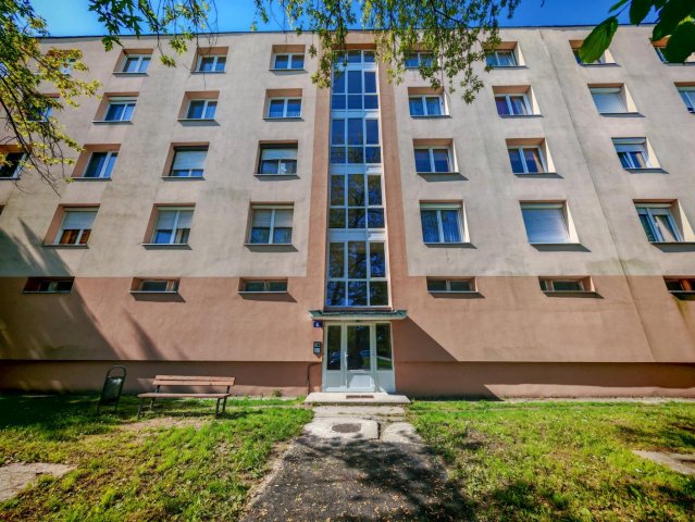 Eladó panellakás, Tatán 45 M Ft, 3 szobás / költözzbe.hu