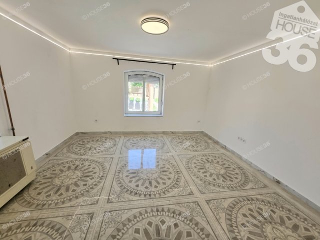 Eladó családi ház, Szolnokon 51.99 M Ft, 5 szobás