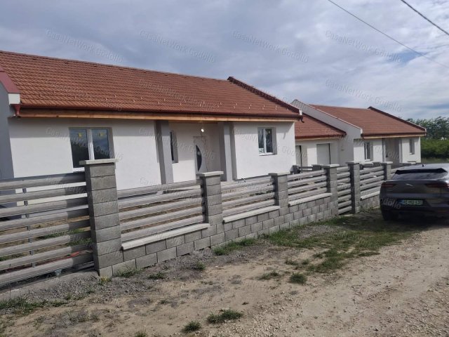 Eladó családi ház, Szadán 99.9 M Ft, 4 szobás