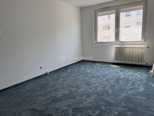 Eladó panellakás, Debrecenben 52.9 M Ft, 3 szobás