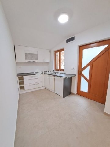 Kiadó téglalakás, albérlet, Pécsett 180 E Ft / hó, 2 szobás