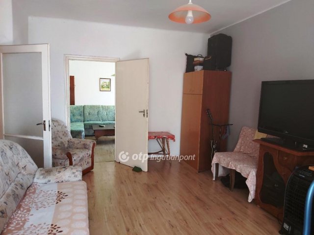 Eladó téglalakás, Békésen 25 M Ft, 3 szobás