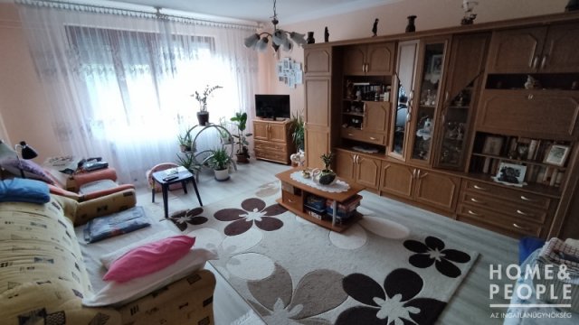 Eladó családi ház, Szegeden 96.5 M Ft, 5 szobás