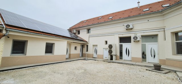 Eladó családi ház, Nagykőrösön 195 M Ft, 14 szobás