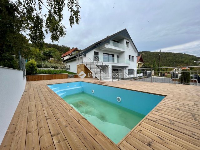 Eladó családi ház, Balatonfüreden 295 M Ft, 8 szobás